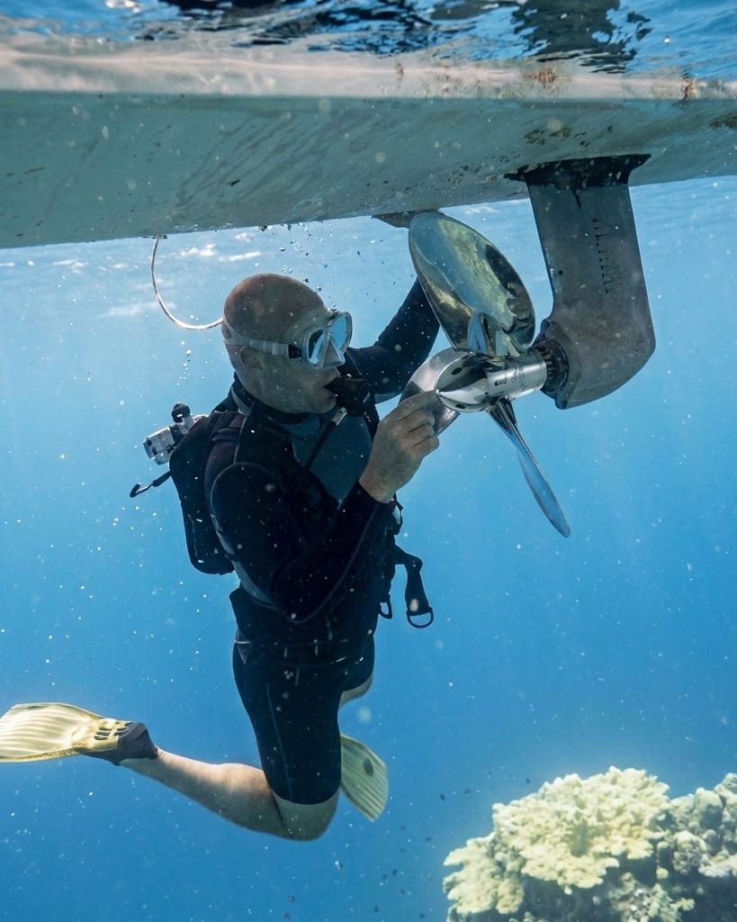Un sub sostituisce l'elica sotto lo scafo, con la superficie dell'acqua a pochi centimetri
