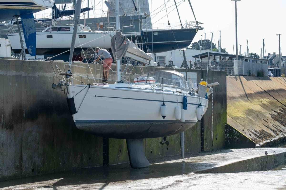 Il Bavaria 38 dell'armatore nella chiusa in secca, con la chiglia e l'elica in vista
