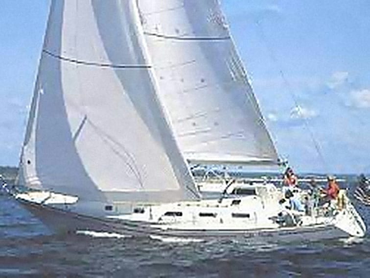 Un Pearson 39-2 di bolina, con l'equipaggio in pozzetto